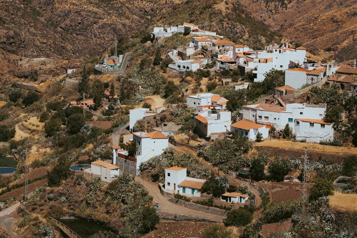 Poble de muntanya de la Garrotxa amb una persona mirant el mòbil vora una finestra