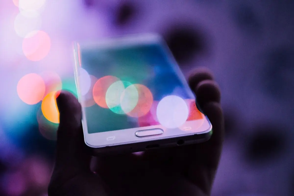 Mòbil a la mà amb la pantalla il·luminada, símbol de l'eSIM digital