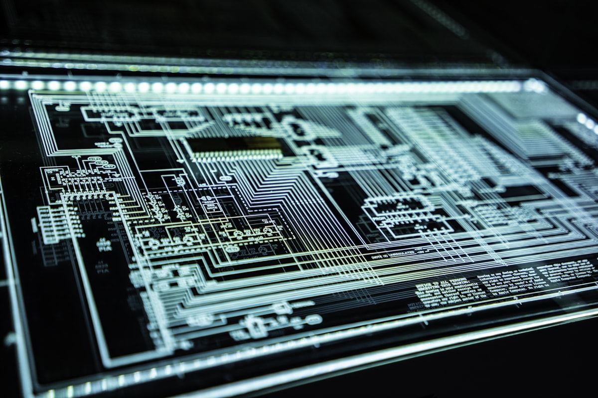 Circuit electrònic il·luminat, símbol del salt tecnològic de l'ADSL a la fibra òptica