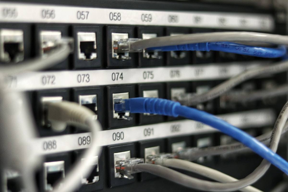 Persona fent una videotrucada des de casa amb una connexió de fibra estable