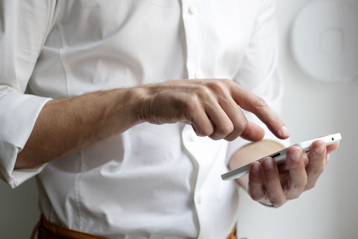 Persona canviant la targeta SIM del seu telèfon mòbil