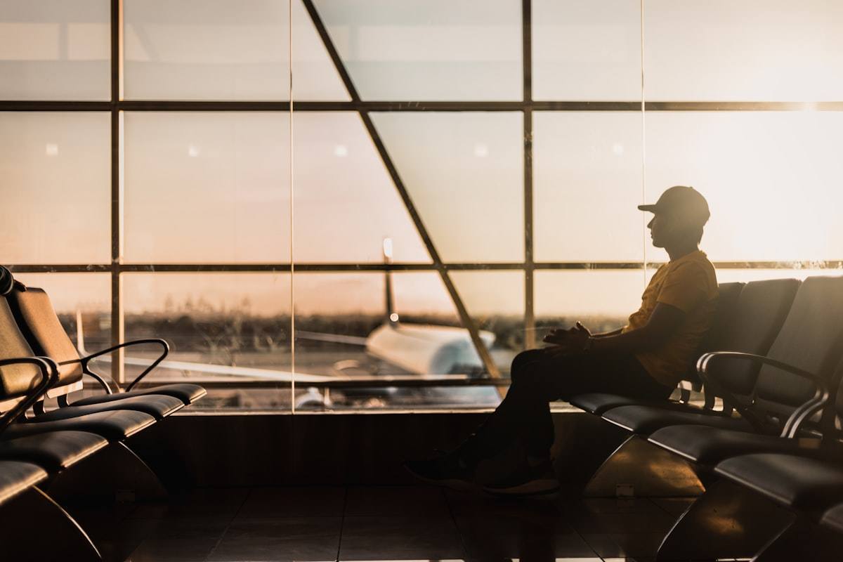 Persona mirant el mòbil a l'aeroport abans d'un viatge fora de la Unió Europea