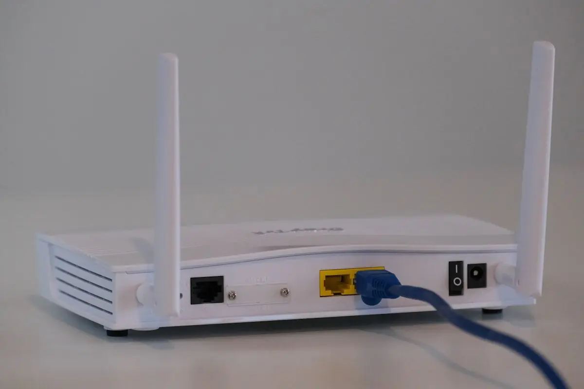 Router de Wi-Fi 6 connectat amb un cable de xarxa