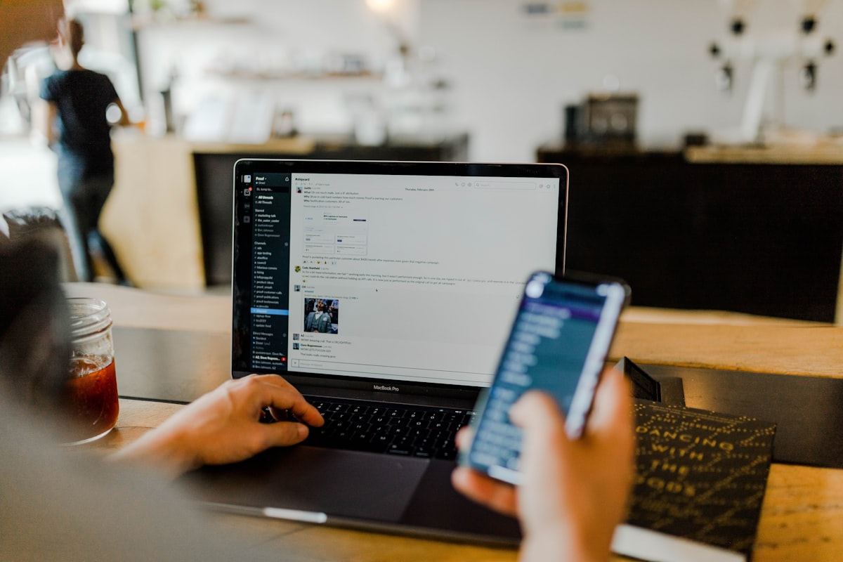 Router Wi-Fi sobre un moble del menjador d'una casa, amb els llums de connexió encesos