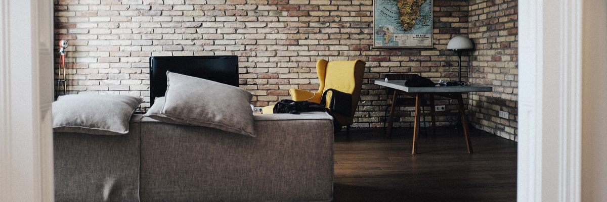 Un saló de casa amb la televisió encesa