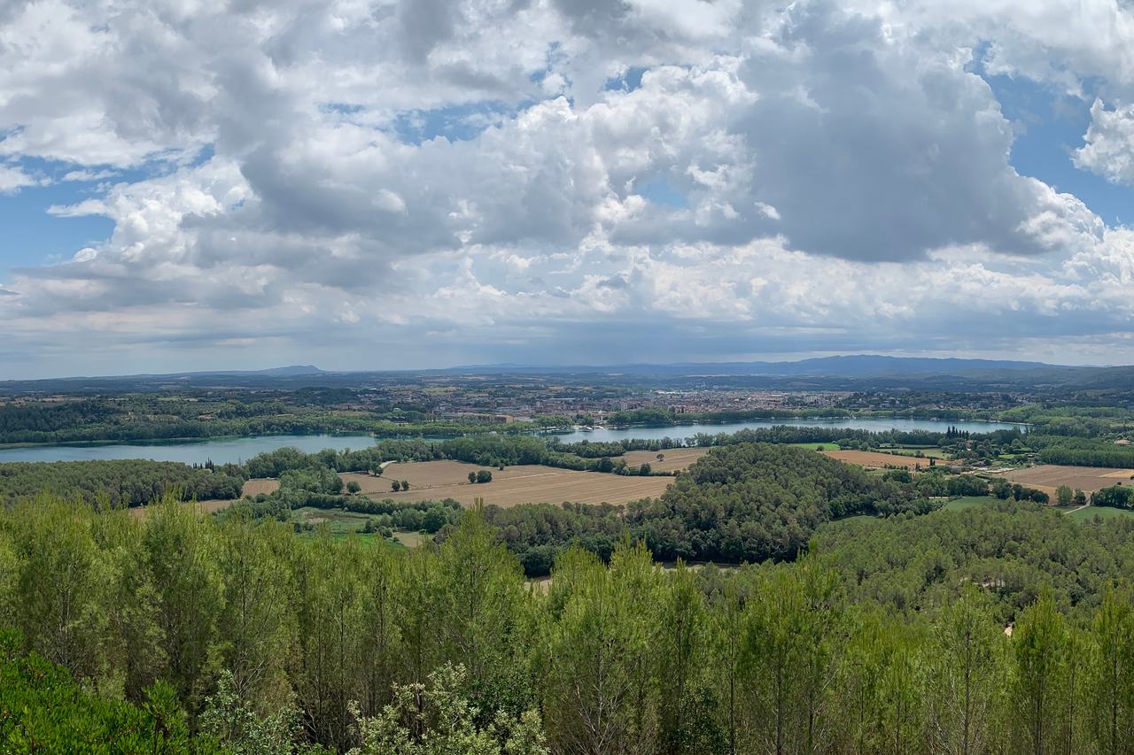 L'estany de Banyoles vist des de dalt, amb els camps i el poble al voltant
