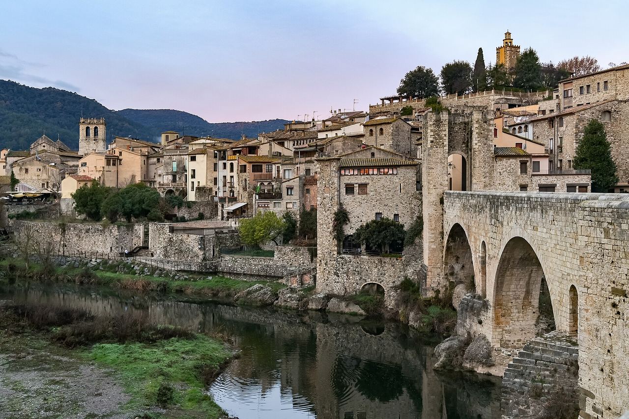 El puente medieval de Besalú sobre el Fluvià, con las casas del casco antiguo detrás