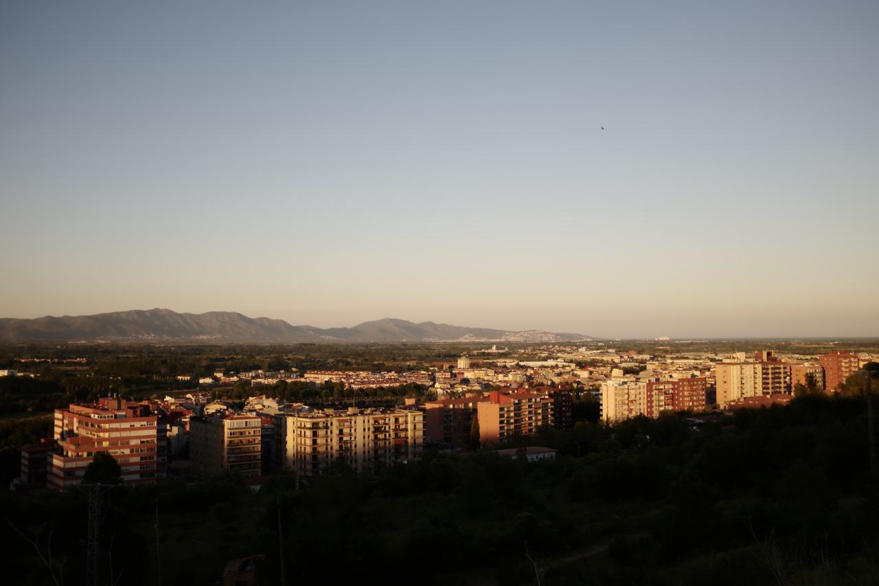 Vista de Figueres amb la plana de l'Empordà i les muntanyes al fons, al capvespre