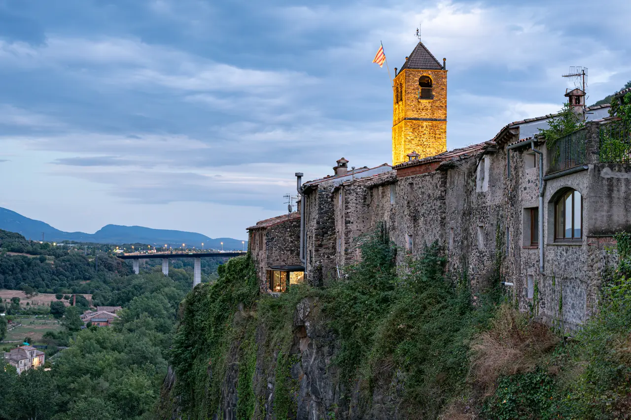 Castellfollit de la Roca, en la Garrotxa, la comarca donde tenemos la sede