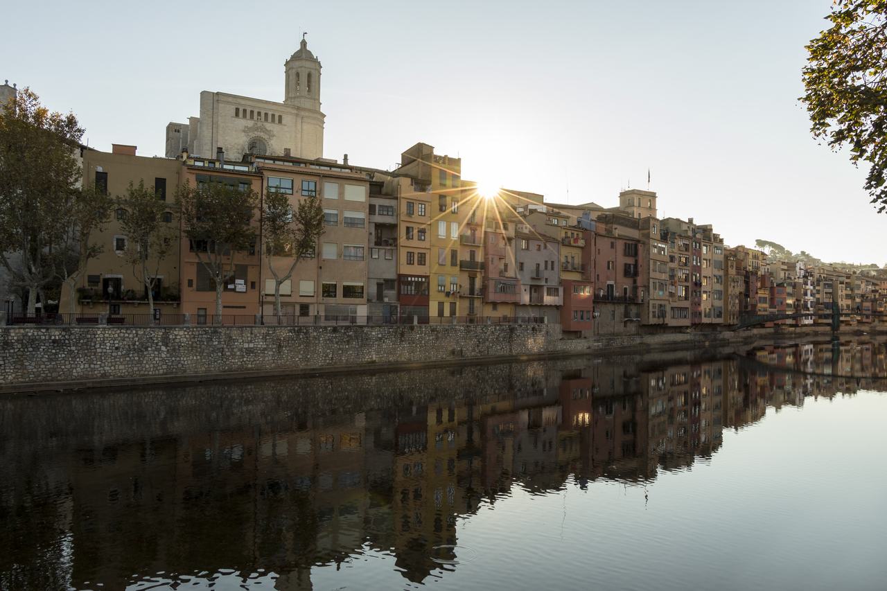 Les cases de l'Onyar de Girona reflectides al riu, amb la catedral al fons