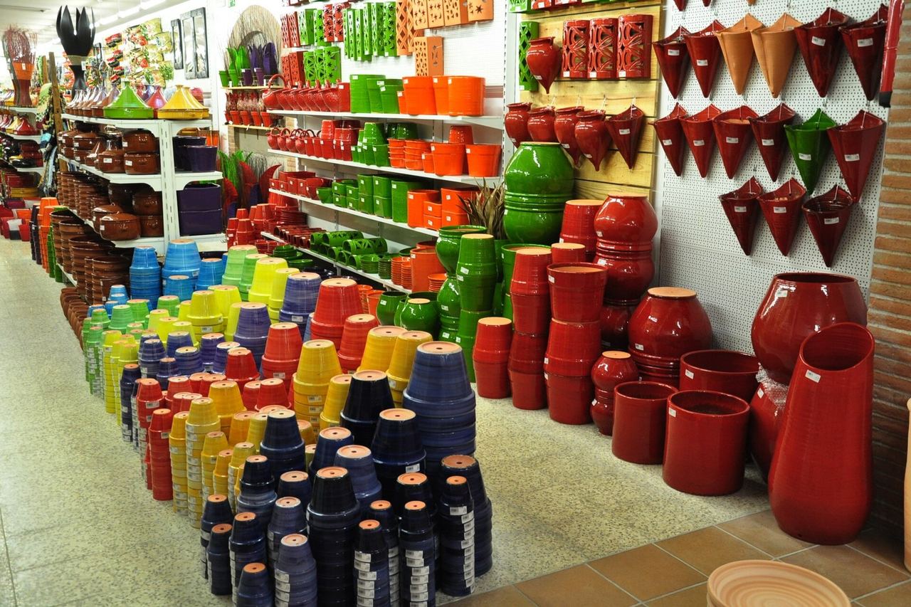 Macetas y jarrones de cerámica de colores en un comercio de la Bisbal d'Empordà