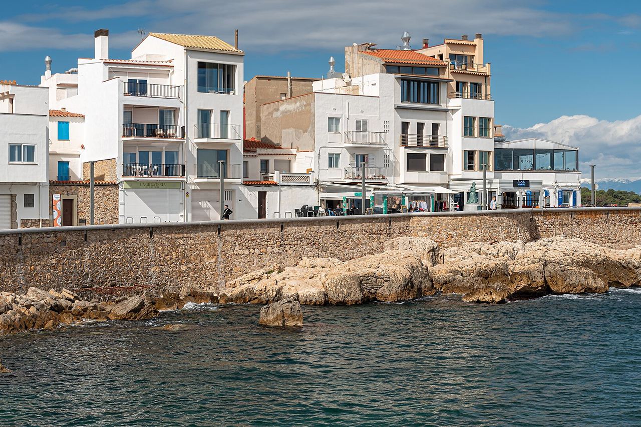 Las casas blancas del casco antiguo de l'Escala a la orilla del mar, sobre las rocas