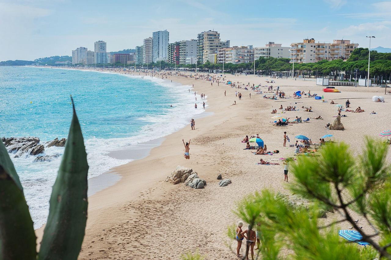 La playa Gran de Platja d'Aro, con los bloques de apartamentos a pie de arena
