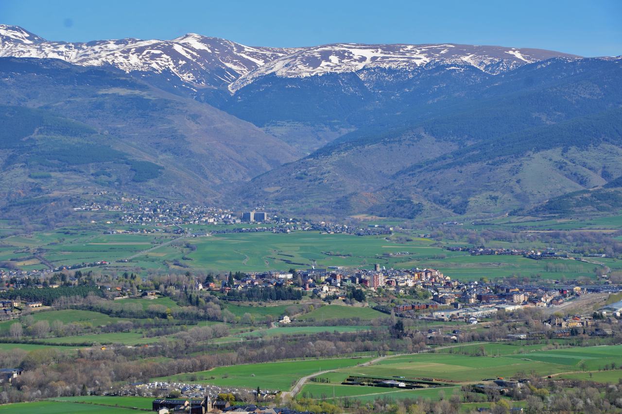 La vall de la Cerdanya amb els pobles escampats i les muntanyes nevades al fons