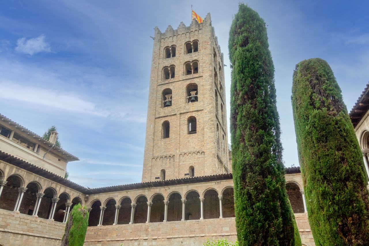 El campanar del monestir de Santa Maria de Ripoll amb el claustre al davant