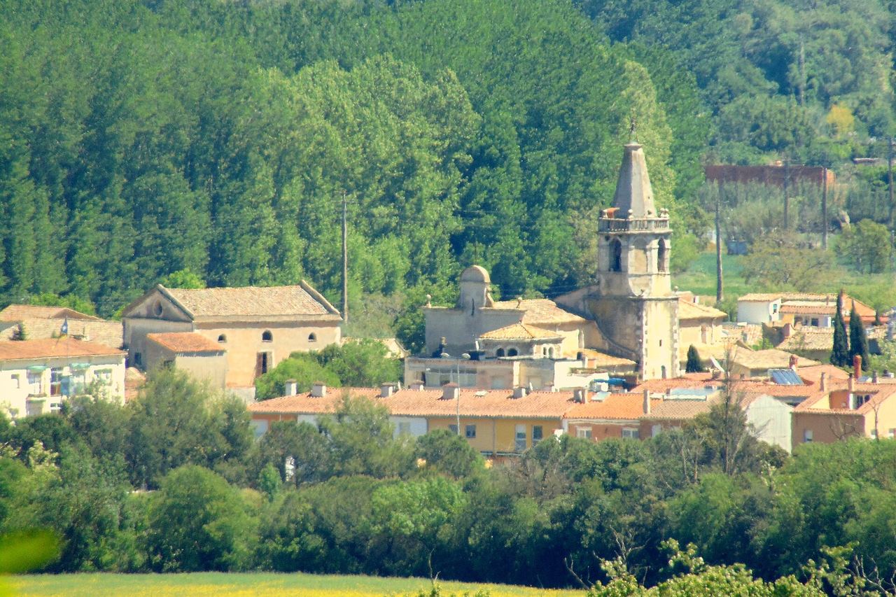 El casco antiguo de Salt y el campanario de la iglesia de Sant Cugat, entre campos y árboles